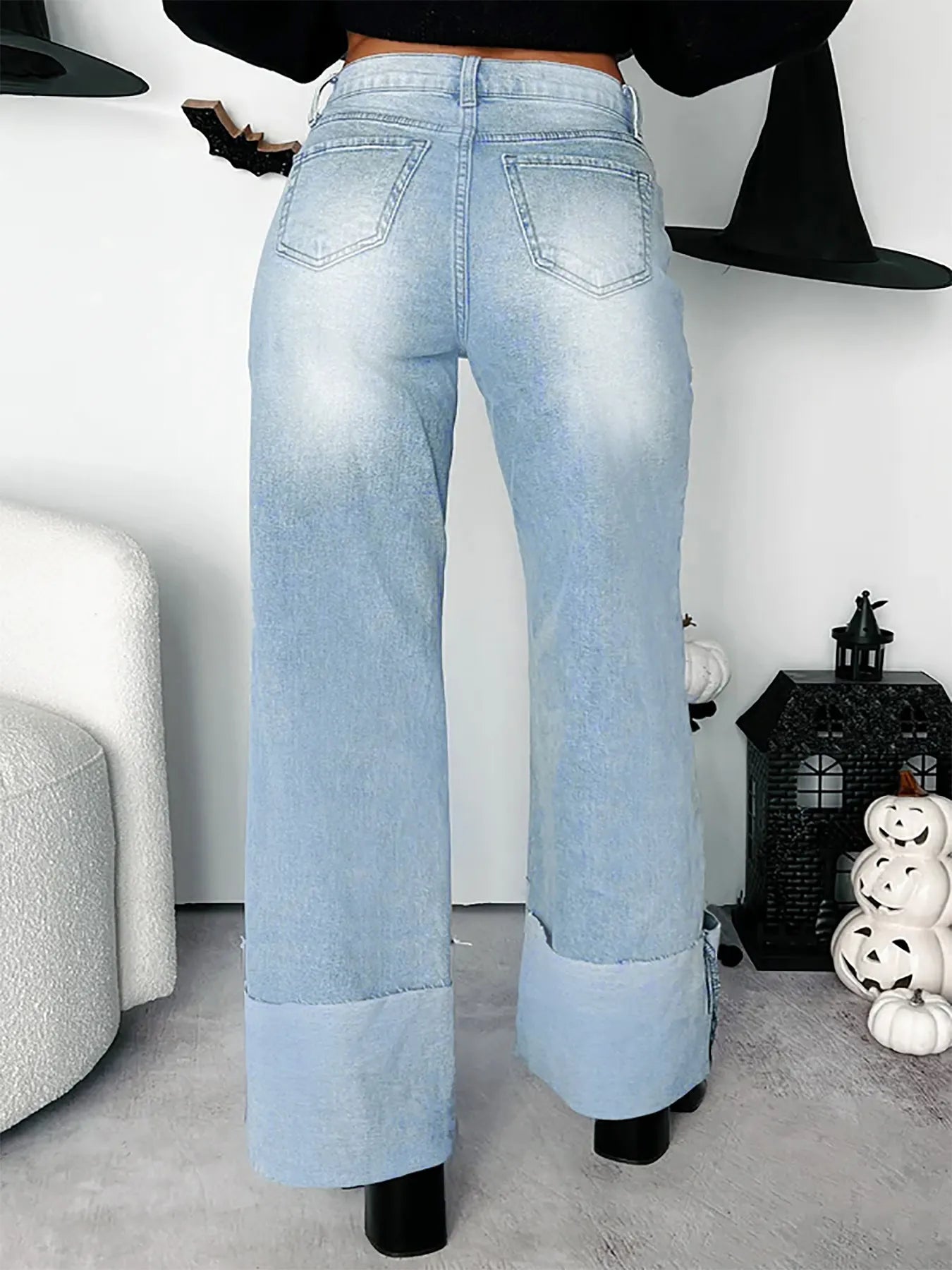 Jean taille haute à jambes larges et ourlet retroussé