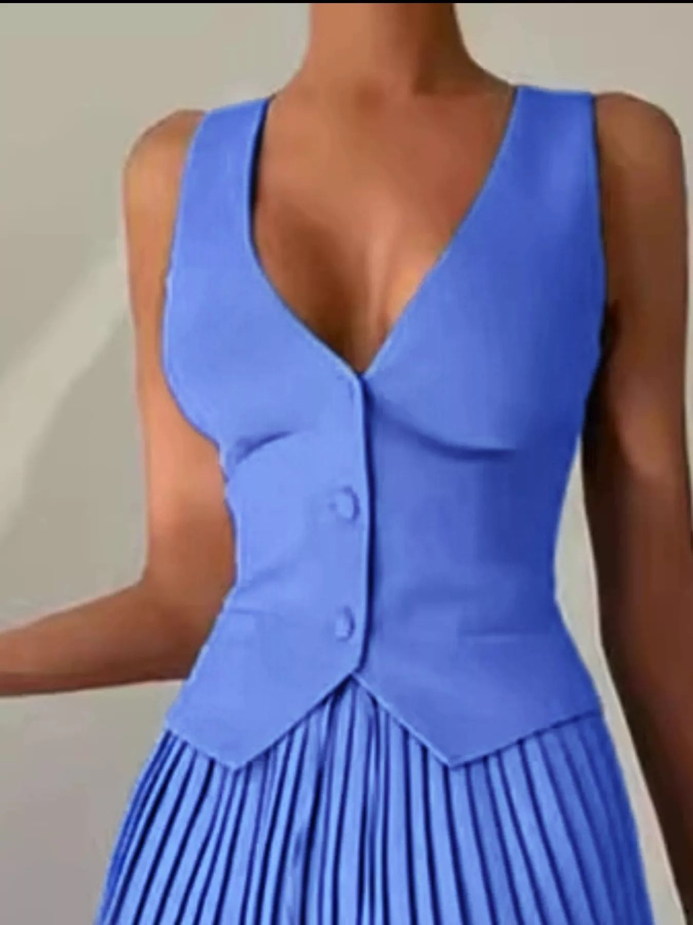 Ensemble gilet boutonné et mini-jupe plissée