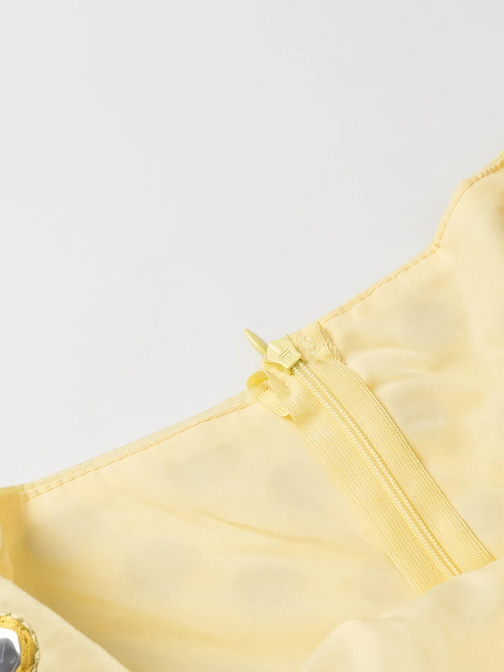 Conjunto de camisola con ojales y falda abullonada