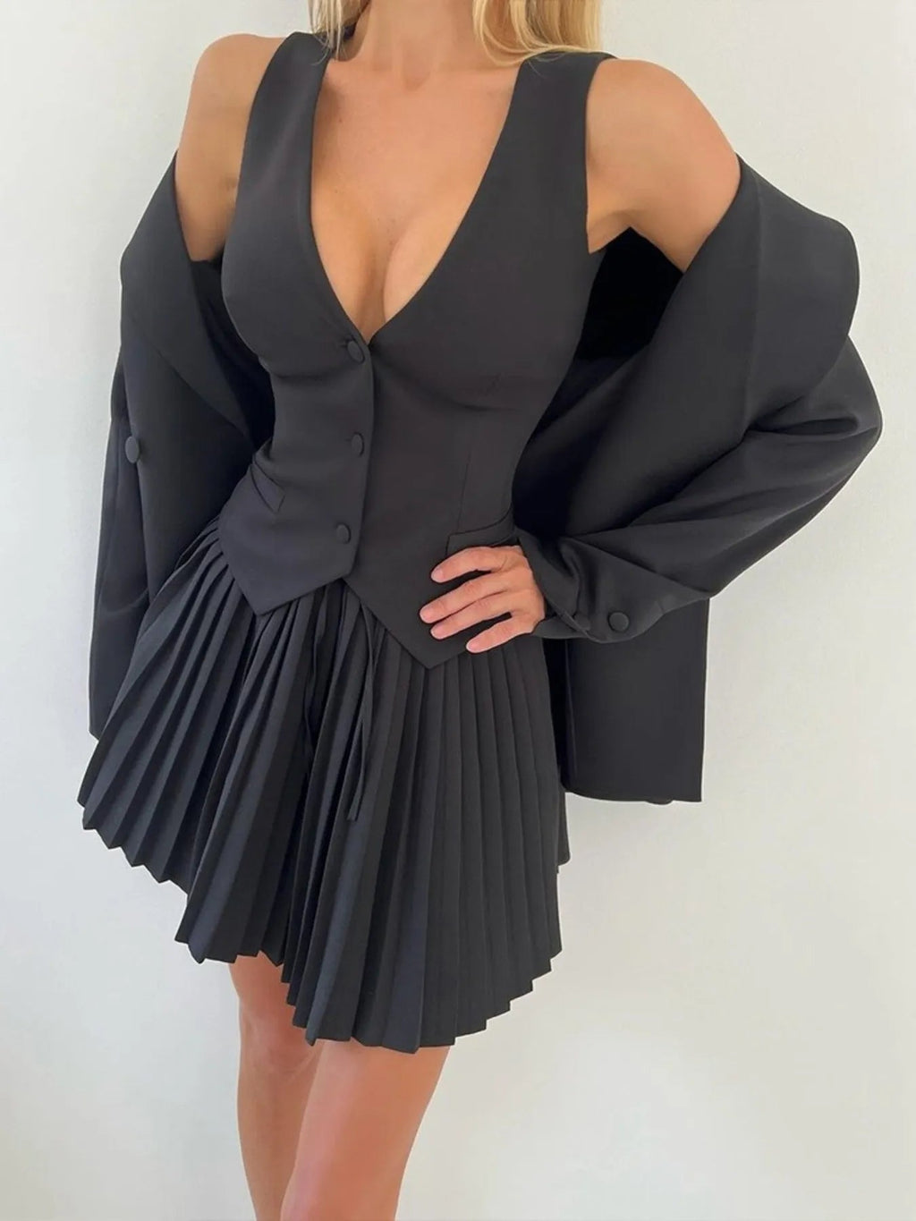 Ensemble gilet boutonné et mini-jupe plissée