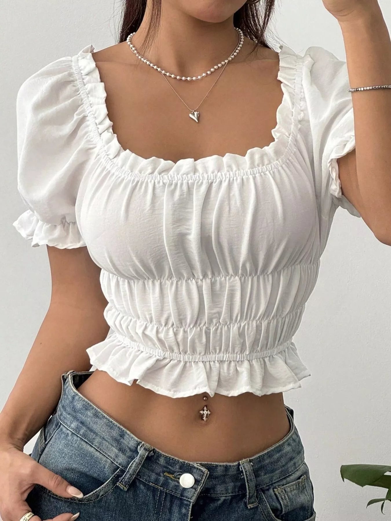 Blouse courte à volants et manches bouffantes