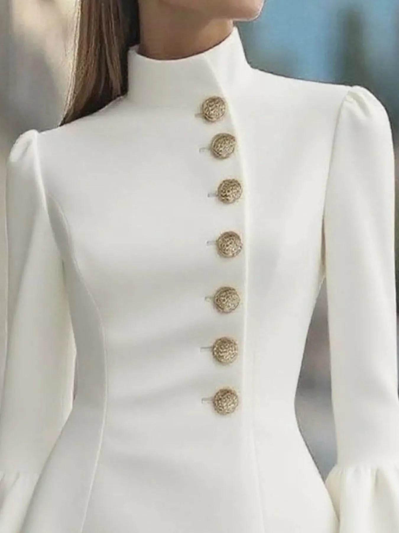Robe courte à manches cloche et boutons sur le devant