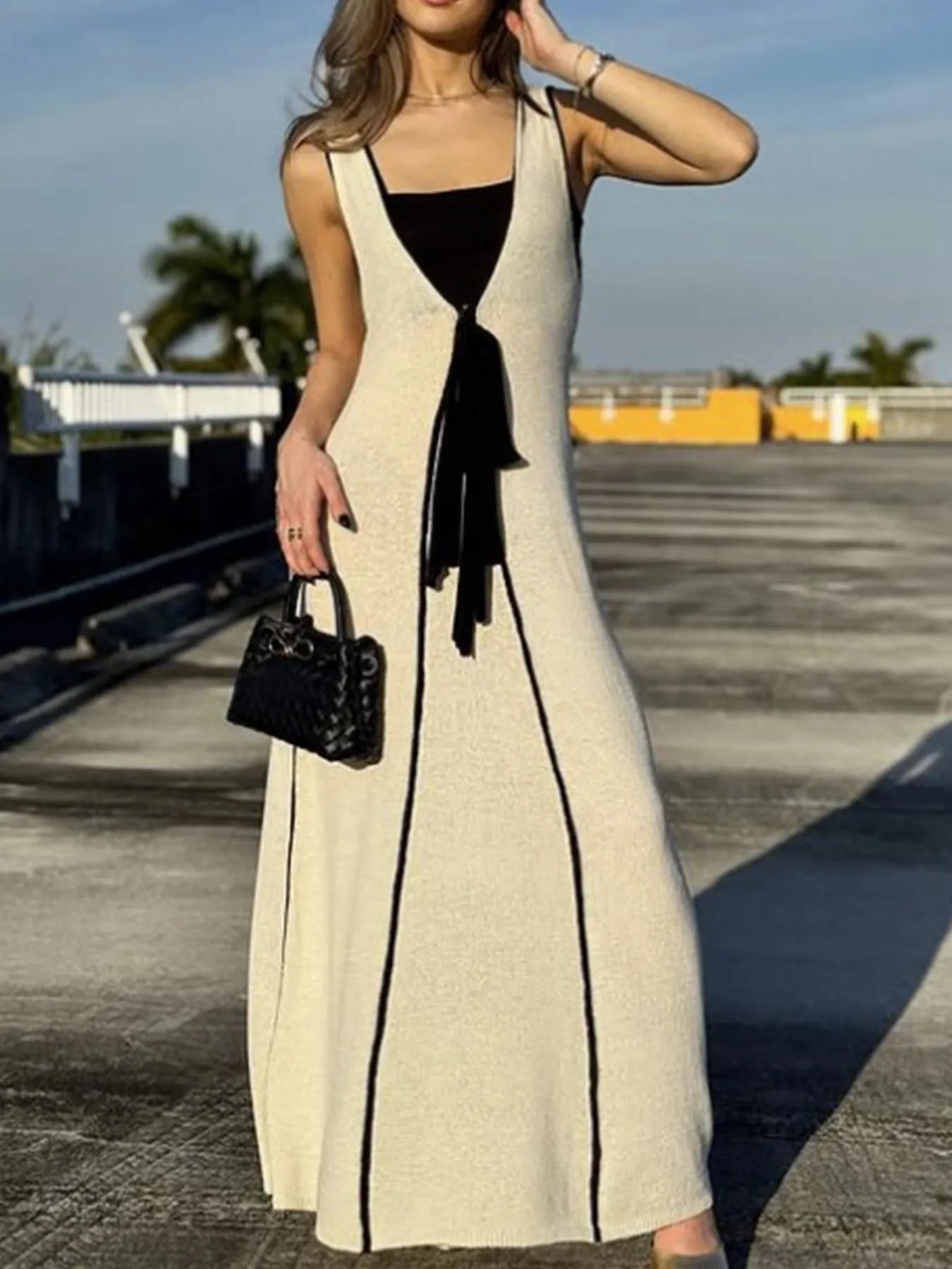 Robe maxi en maille sans manches à bordure contrastée
