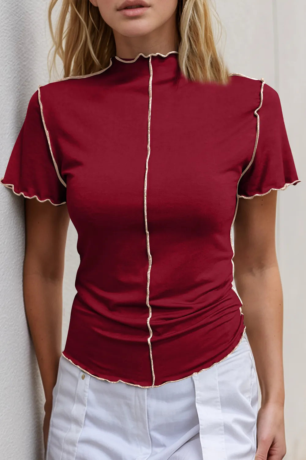 T-shirt à manches courtes et col montant avec bordure contrastée
