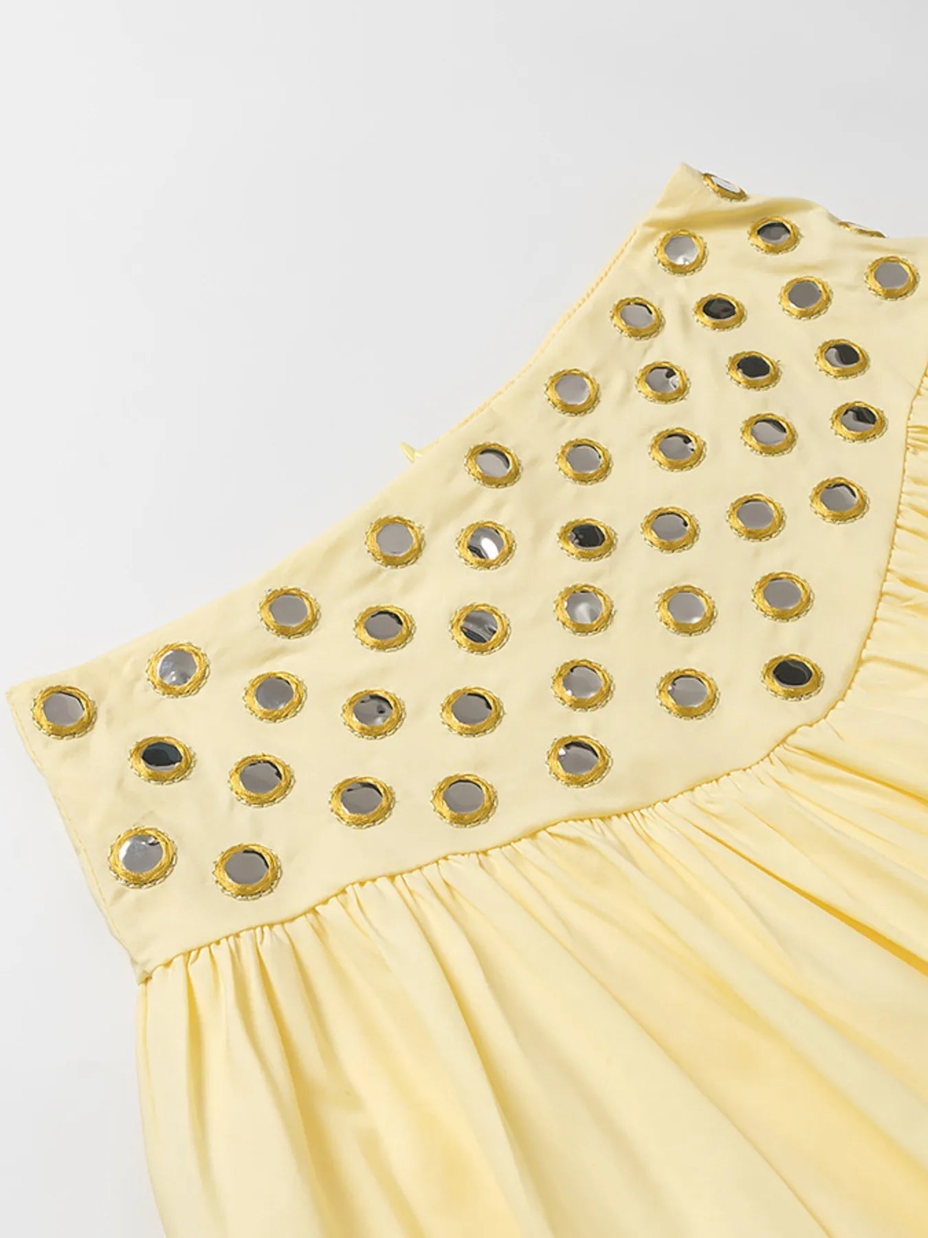 Conjunto de camisola con ojales y falda abullonada