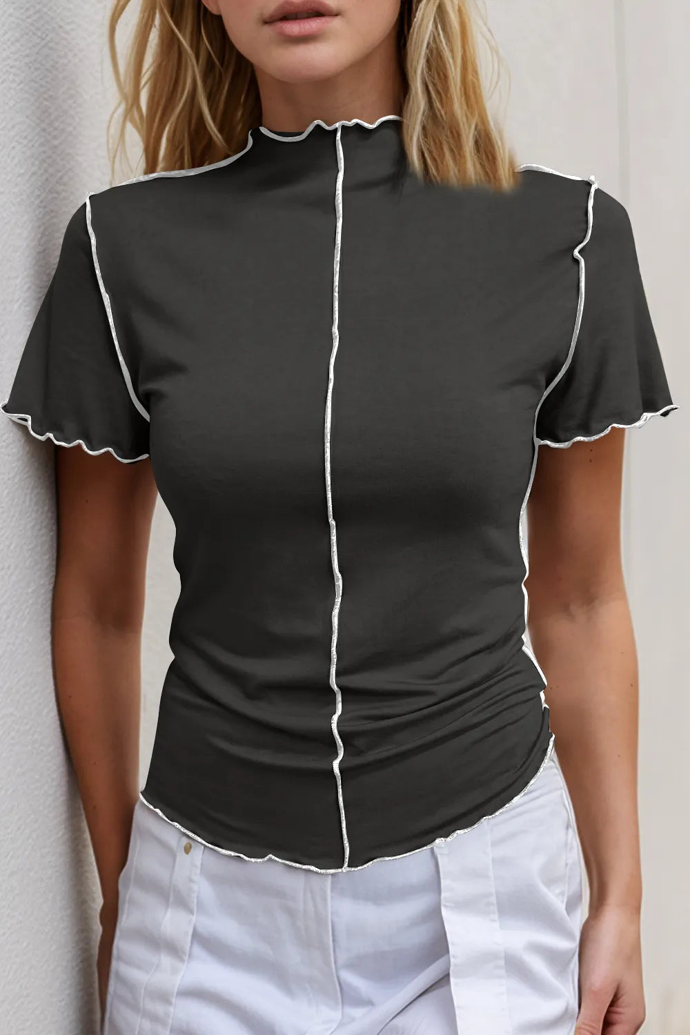 T-shirt à manches courtes et col montant avec bordure contrastée