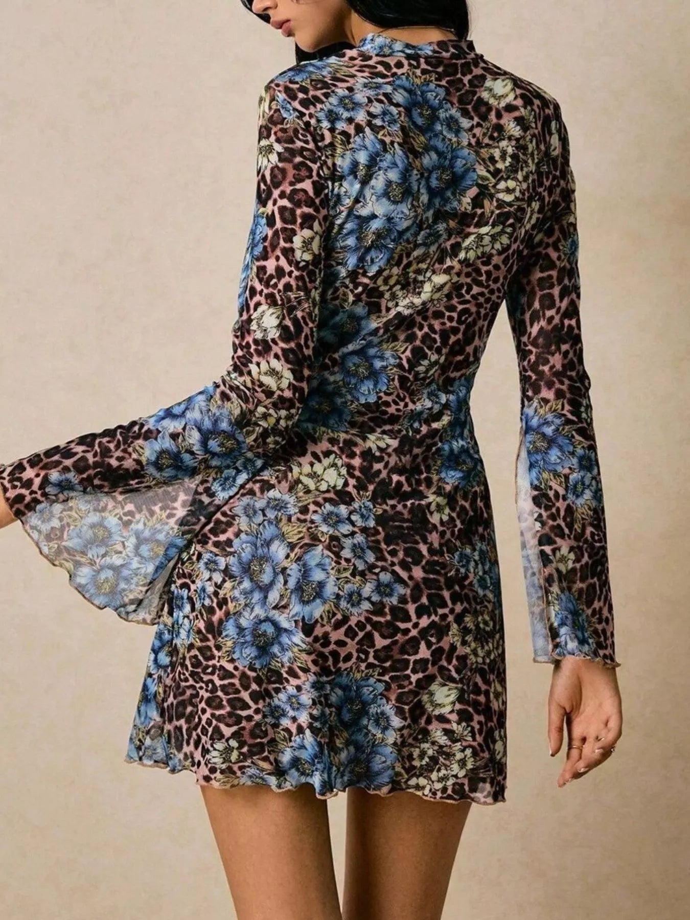 Robe mini à manches fendues imprimée léopard et fleurs