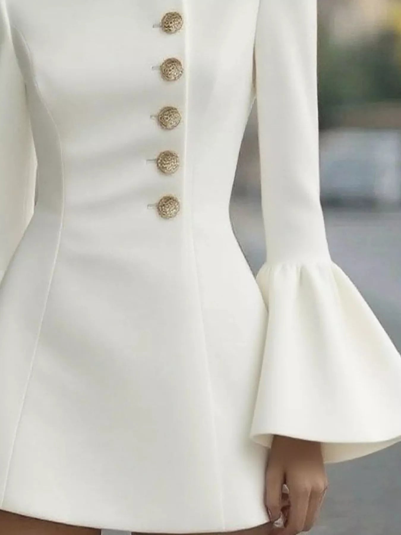 Robe courte à manches cloche et boutons sur le devant