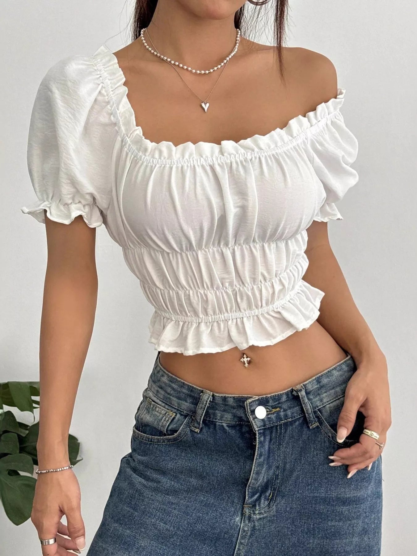 Blouse courte à volants et manches bouffantes