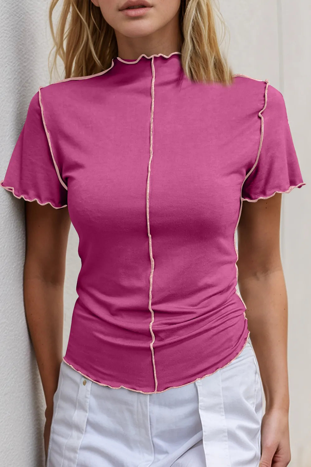 T-shirt à manches courtes et col montant avec bordure contrastée