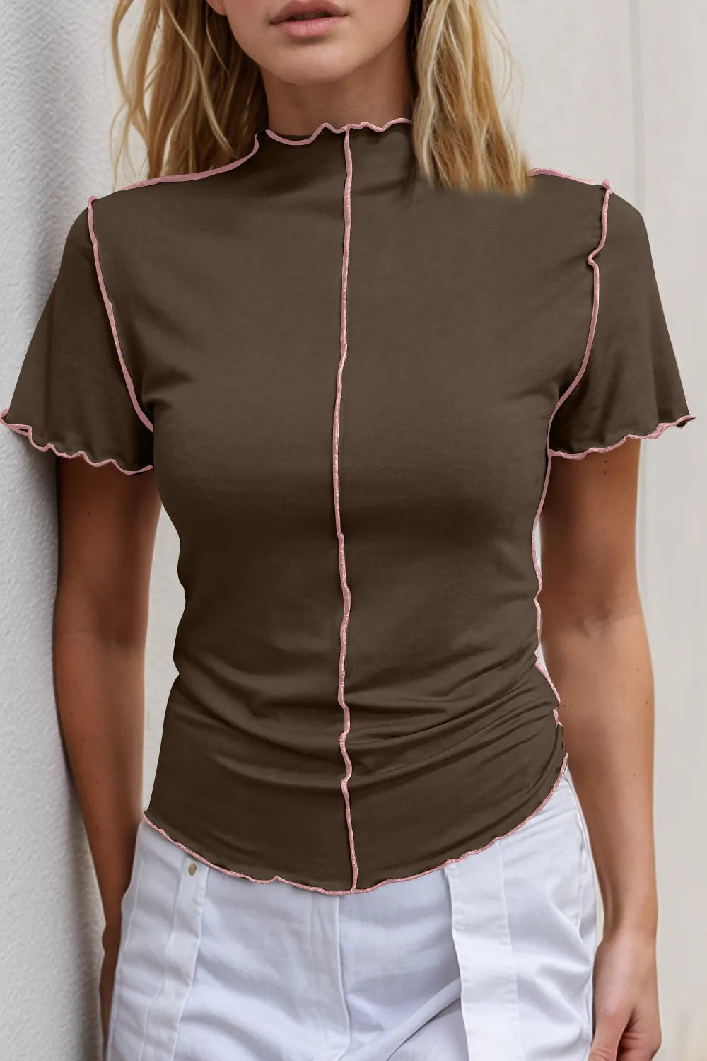 T-shirt à manches courtes et col montant avec bordure contrastée