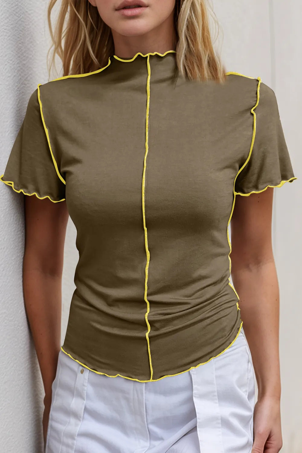 T-shirt à manches courtes et col montant avec bordure contrastée