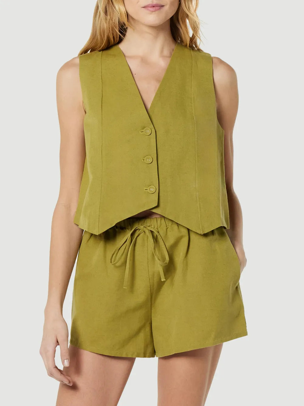 Ensemble haut boutonné à col en V et short à poches