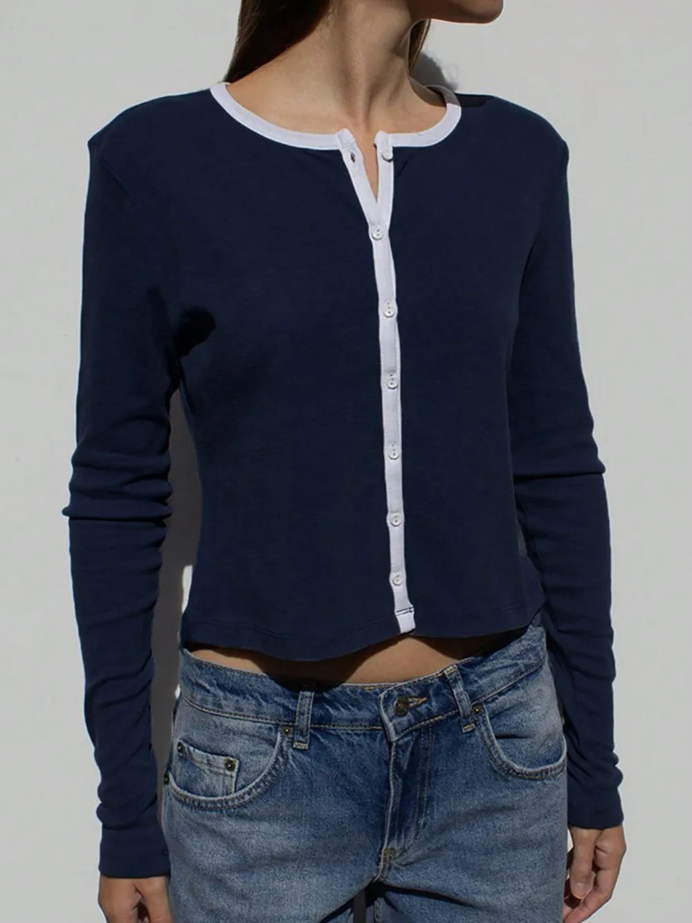 Chemise à manches longues, col rond et bordure contrastée, boutonnée