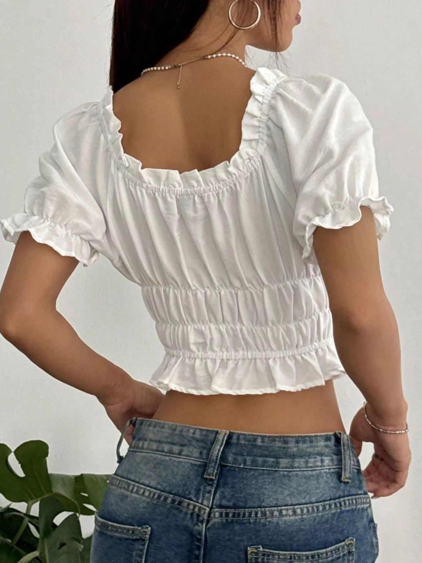 Blouse courte à volants et manches bouffantes