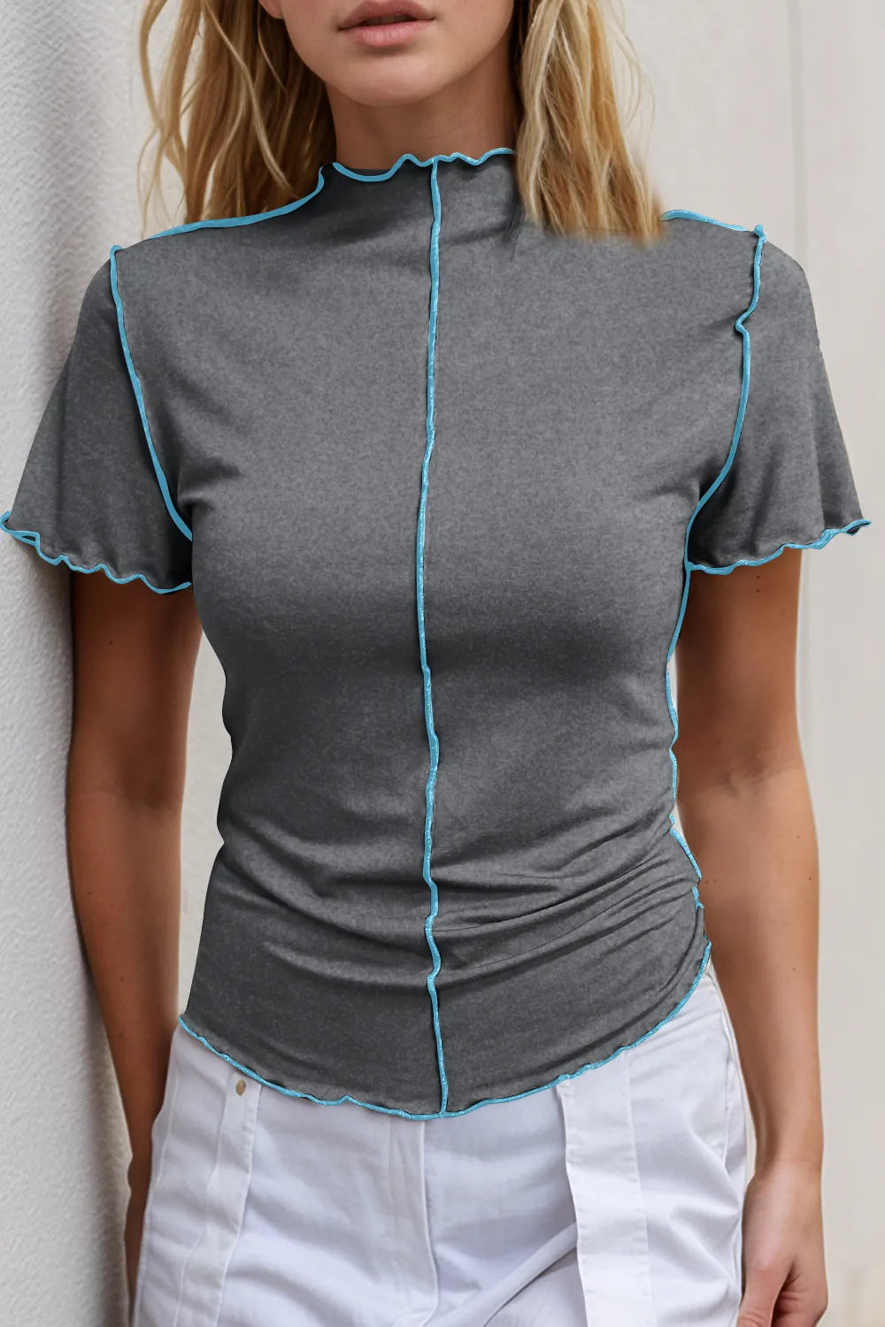 T-shirt à manches courtes et col montant avec bordure contrastée