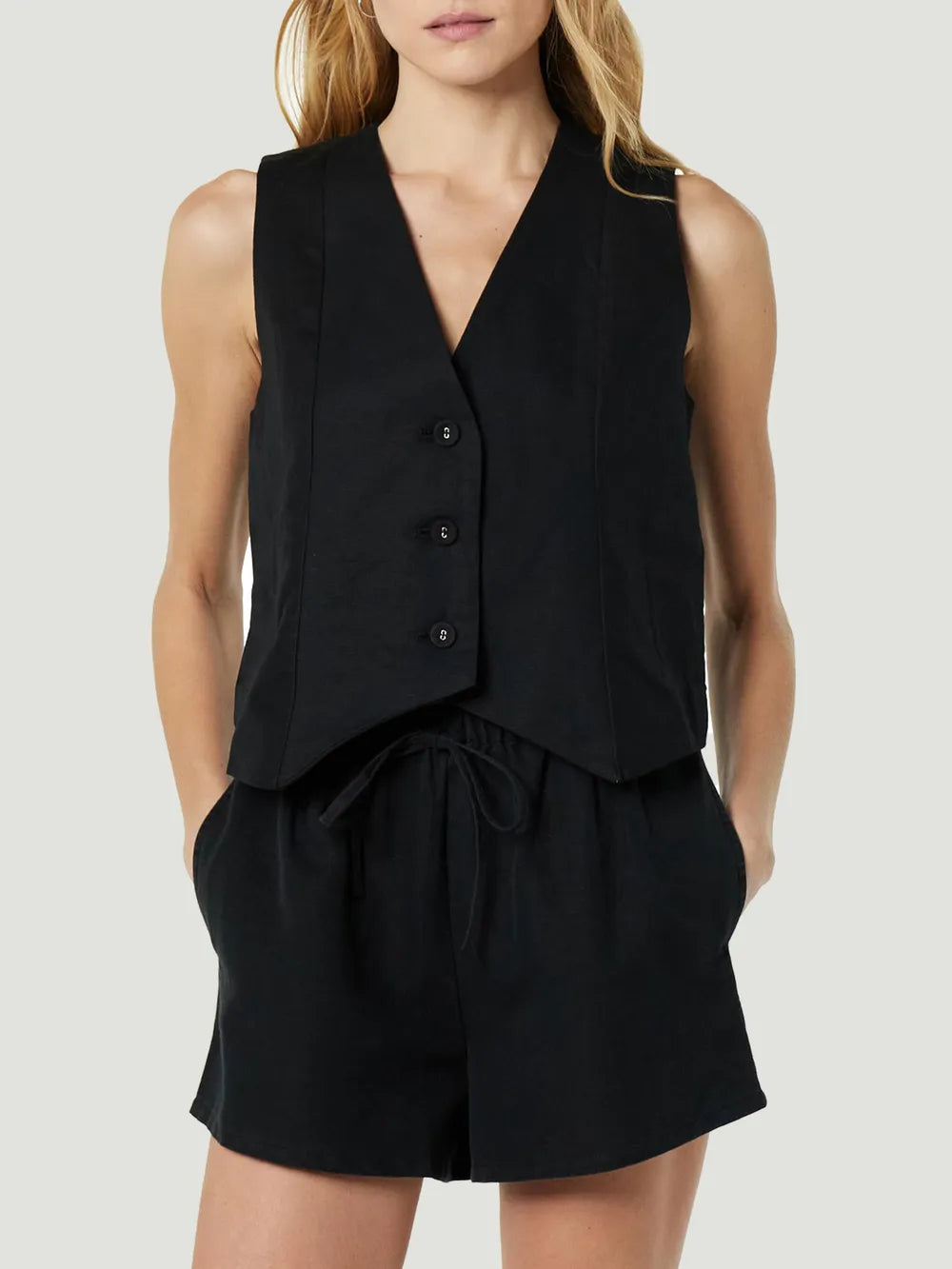 Ensemble haut boutonné à col en V et short à poches