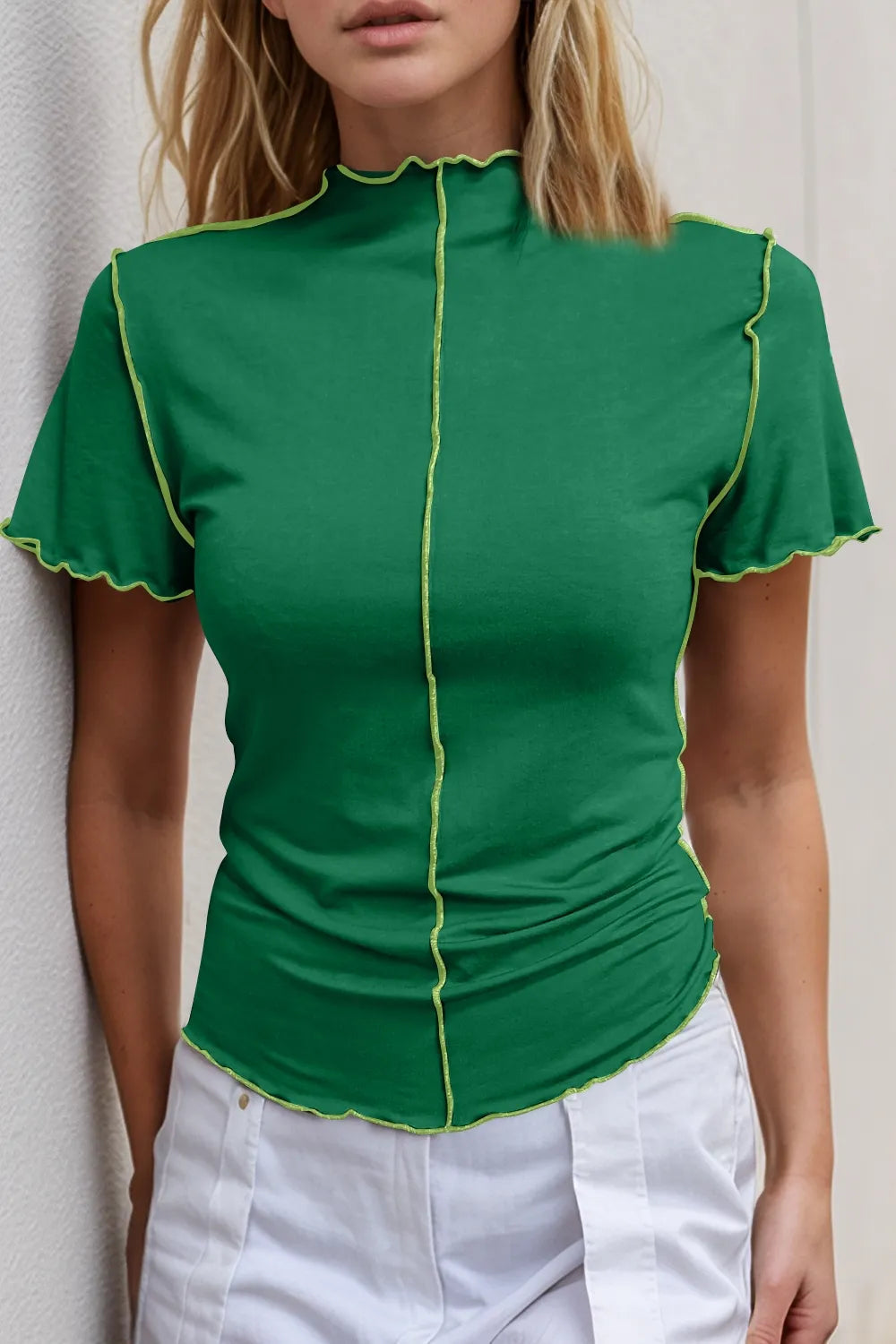 T-shirt à manches courtes et col montant avec bordure contrastée